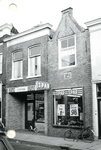 BR_VOORSTRAAT_481 De Spar supermarkt van J. Kooiman gevestigd in twee historische panden langs de Voorstraat. Rechts ...