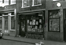 BR_VOORSTRAAT_483 De Spar supermarkt van J. Kooiman gevestigd in de Voorstraat; 1961
