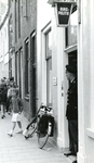BR_VOORSTRAAT_532 Agent J. van 't Hof voor het gebouw van de Rijkspolitie, het meisje is Yvonne Brands; 1 mei 1961