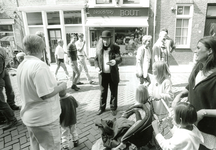 BR_VOORSTRAAT_554 Tijdens de Kolder Koopavond collecteert een man met een centenbak; ca. 1995