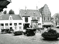 BR_WELLERONDOM_055 De stadspomp en een kanon op het Wellerondom, en een terras van het café De koffiepot; Augustus 1973