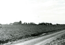 BR_WELLEWEG_001 De Welleweg in de landelijke polder Rugge voor de aanleg van de nieuwbouwwijk Rugge. Op de achtergrond ...