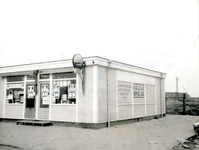 BR_WELLEWEG_003 Houten noodwinkel 'Nieuwe Brielse' van D. van Rij tijdens de aanleg van de nieuwbouwwijk Rugge; 1966