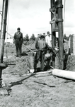 BR_WELLEWEG_004 Slaan van palen voor nieuwbouwwoningen langs de Welleweg in de wijk Rugge. Met directeur van ...