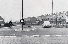 BR_WELLEWEG_011 Kijkje op de Welleweg ter hoogte van de kruising met de Schrijversdijk; ca. 1975