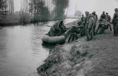 BR_WO2_BEZETTING_010 Oefeningen van de Wehrmacht om geschut te vervoeren op een rubberen boot; ca. 1944
