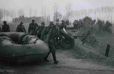 BR_WO2_BEZETTING_011 Oefeningen van de Wehrmacht om geschut te vervoeren op een rubberen boot; ca. 1944