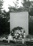 BR_WO2_HERDENKING_014 Bloemen en een krans bij het oorlogsmonument ter nagedachtenis aan de Gerrit Jan van den Boogerd, ...