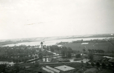 BR_WO2_INUNDATIE_001 Brielle; De polder Zuurland is door de Duitse bezetters onder water gezet. Kijkje vanaf de St. ...