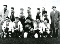 BR_WRW_062 Tweede elftal van voetbalvereniging Wit-Rood-Wit. Kampioen eerste klas R.V.B. staand: met alpino H. ...