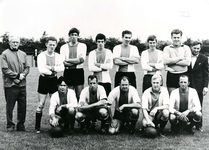 BR_WRW_071 Junior elftal van voetbalvereniging Wit-Rood-Wit 1969-1970, links trainer B. 't Hart, staand: P. Weesie, D. ...