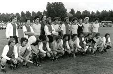 BR_WRW_078 Elftal van voetbalvereniging Wit-Rood-Wit speelde ter gelegenheid van het 60-jarig bestaan een ...