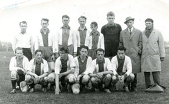 BR_WRW_079 Elftal van voetbalvereniging Wit-Rood-Wit. Van links naar rechts: Frans van Eysden, Frans Versluis, Huib den ...