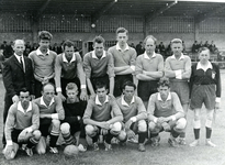 BR_WRW_086 Elftal van voetbalvereniging Wit-Rood-Wit. Staande in colbert de heer A.v.d. Reiden, ?, ?, J. Schilperoord, ...
