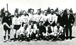 BR_WRW_095 Elftal van voetbalvereniging Wit-Rood-Wit. V.l.n.r. Frans van Eysden, ?, Leen van de Reyden, Wubbe Kamies, ...