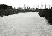 BR_ZUURLANDSEWEG_029 Watering langs de Zuurlandseweg is druk gebruikt om te schaatsen; 1980