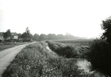 BR_ZUURLANDSEWEG_033 Kijkje op de polder en de bebouwing van de wijk Rugge vanaf de Zuurlandseweg; 1980