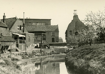 GV_KAAISTRAAT_03 Het stadhuis van Geervliet en het Visslop; ca. 1950