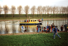 GV_NOORDDIJK_05 Aankomst van Sinterklaas op het Voedingskanaal. Op de Noorddijk staan kinderen te wachten; december 1996
