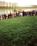 GV_NOORDDIJK_07 Aankomst van Sinterklaas op het Voedingskanaal. Op de Noorddijk staan kinderen te wachten; december 1996