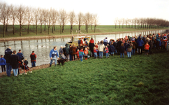 GV_NOORDDIJK_08 Aankomst van Sinterklaas op het Voedingskanaal. Op de Noorddijk staan kinderen te wachten; december 1996