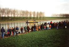 GV_NOORDDIJK_09 Aankomst van Sinterklaas op het Voedingskanaal. Op de Noorddijk staan kinderen te wachten; december 1996