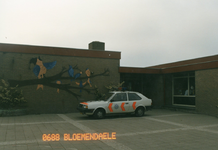 HV_BLOEMENDAELE_10 Openbare Lagere School De Bloemendaele, met een politiewagen; 12 juni 1986