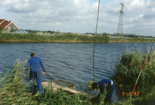 HV_KANAALDIJK_01 Het aanbrengen van steigers voor vissers; 9 september 1992
