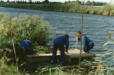 HV_KANAALDIJK_02 Het aanbrengen van steigers voor vissers; 9 september 1992