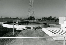 HV_KANAALDIJK_14 Rioolwaterzuiveringsinstallatie langs het Kanaal door Voorne; 30 mei 1989