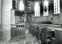 HV_KERKWEG_21 Het interieur van de Kerk van Heenvliet met kerkbanken, het doophek en de preekstoel; 17 oktober 1969