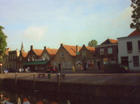 HV_MARKT_108 Woningen en winkels langs de Markt van Heenvliet. Op de voorgrond de haven; ca. 2000