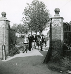 HV_MARKT_27 Het Tolhek. De jongeman uiterst rechts is Gerbrand Westendorp; ca. 1965