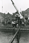 HV_MARKT_37 Koninginnedag in Heenvliet: sprietlopen over de haven; 6 mei 1982