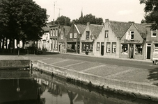 HV_MARKT_49 Woningen en winkels langs de Markt van Heenvliet. Op de voorgrond de haven; 1984