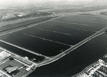 HK_BERENPLAAT_008 Luchtfoto van productielocatie Berenplaat van de drinkwatervoorziening in Rotterdam en Voorne-Putten; 1980