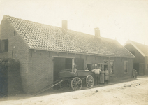HK_DENHOEK_006 Den Hoek in Hekelingen. Man in wit overhemd is vader Engel Leendert Bakker (geb. Spijkenisse 08-12-1877) ...