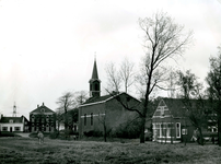 HK_DORPSSTRAAT_003 De kerk van Hekelingen, gezien vanaf de Emmalaan; 1962