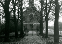 HK_DORPSSTRAAT_004 De kerk van Hekelingen. Het toegangshek met het jaartal 1850; ca. 1976