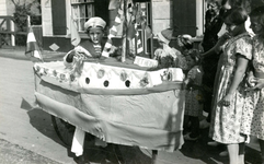 HK_DORPSSTRAAT_018 Optocht in de Dorpsstraat vanwege het bezoek van Koningin Juliana; 1951