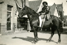 HK_DORPSSTRAAT_030 Het vieren van de bevrijding met een verklede man te paard; mei 1945