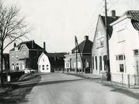 HK_DORPSSTRAAT_040 Woningen langs de Dorpsstraat, gezien vanaf de kruising van de Jan Hoogstadlaan en de Emmalaan; 1962
