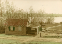 HK_GADDIJK_002 Woning langs de Gaddijk. Op de achtergrond het Grote Gat; ca. 1950