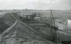 HK_HEKELINGSEWEG_001 Een woning aan de Hekelingseweg, met op de achtergrond de boerderijen van Biesheuvel en Piek; 1960