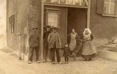 HK_VEER_005 De familie Stuip voor het veerhuis of Tolhuis bij het veer Hekelingen - Nieuw-Beijerland ; 1925