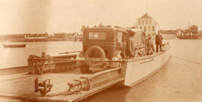 HK_VEER_006 De veerboot Hekelingen - Nieuw-Beijerland over het Spui; ca. 1930