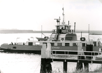 HK_VEER_014 De moderne veerboot Jacqueline II Hekelingen - Nieuw-Beijerland over het Spui; ca. 1985