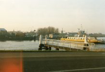 HK_VEER_022 De veerboot Hekelingen - Nieuw-Beijerland over het Spui; ca. 1980
