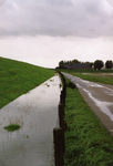 HK_WATEROVERLAST_009 Hoog water in de sloten in de polder rond Hekelingen tijdens de wateroverlast in september 1998. ...