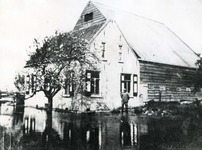 HK_WO2_INUNDATIE_001 De boerderij van H. Braat langs de Drogendijk tijdens de inundatie; 1944